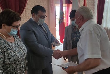 В Сорочинске вручили памятные медали детям войны
